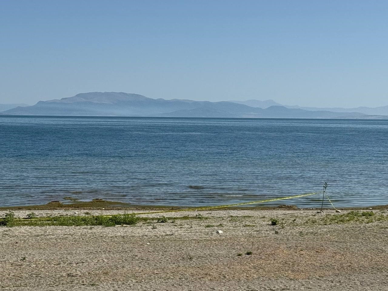 14 adet el bombasının bulunduğu plaj giriş çıkışa kapatıldı