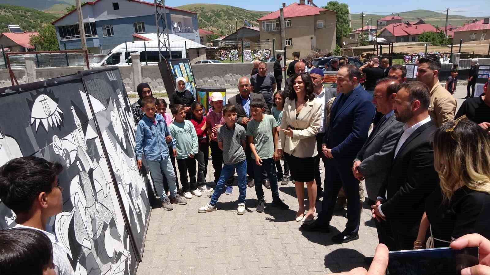 Tatvanlı öğrencilerden ünlü ressamlara taş çıkartacak eserler