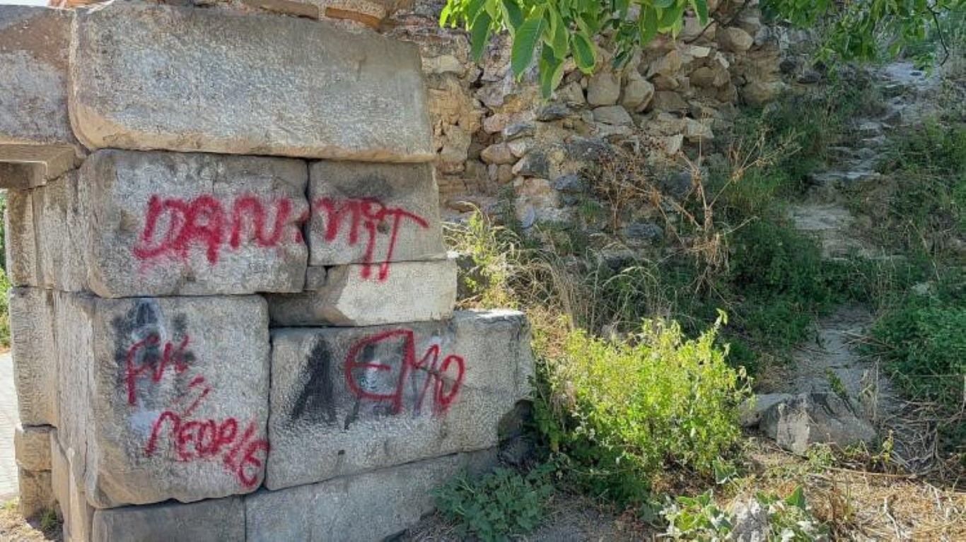 2 bin yıllık tarihi surlara sprey boya ile yazı yazdılar