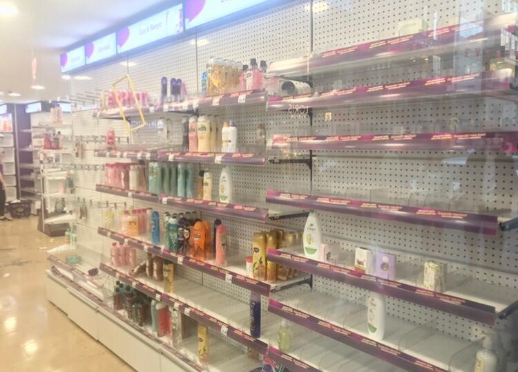 İndirim haberini duyunca, mağazayı talan ettiler