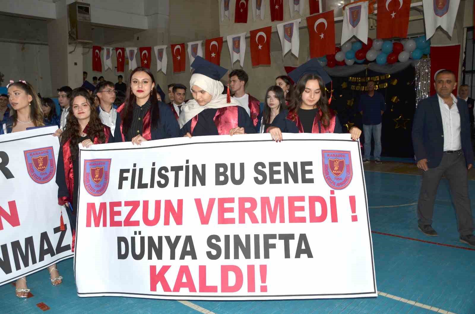 Mezuniyetlerinde  İsrail’i protesto ettiler