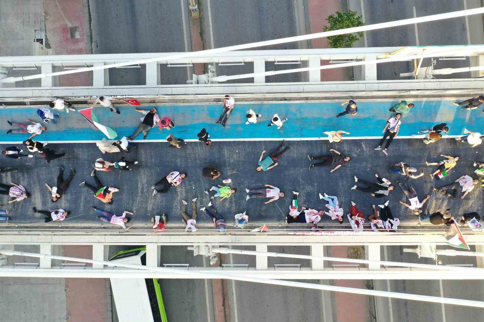 Yüzlerine  kırmızı boya sürüp Filistin’deki ölümlere tepki gösterdiler