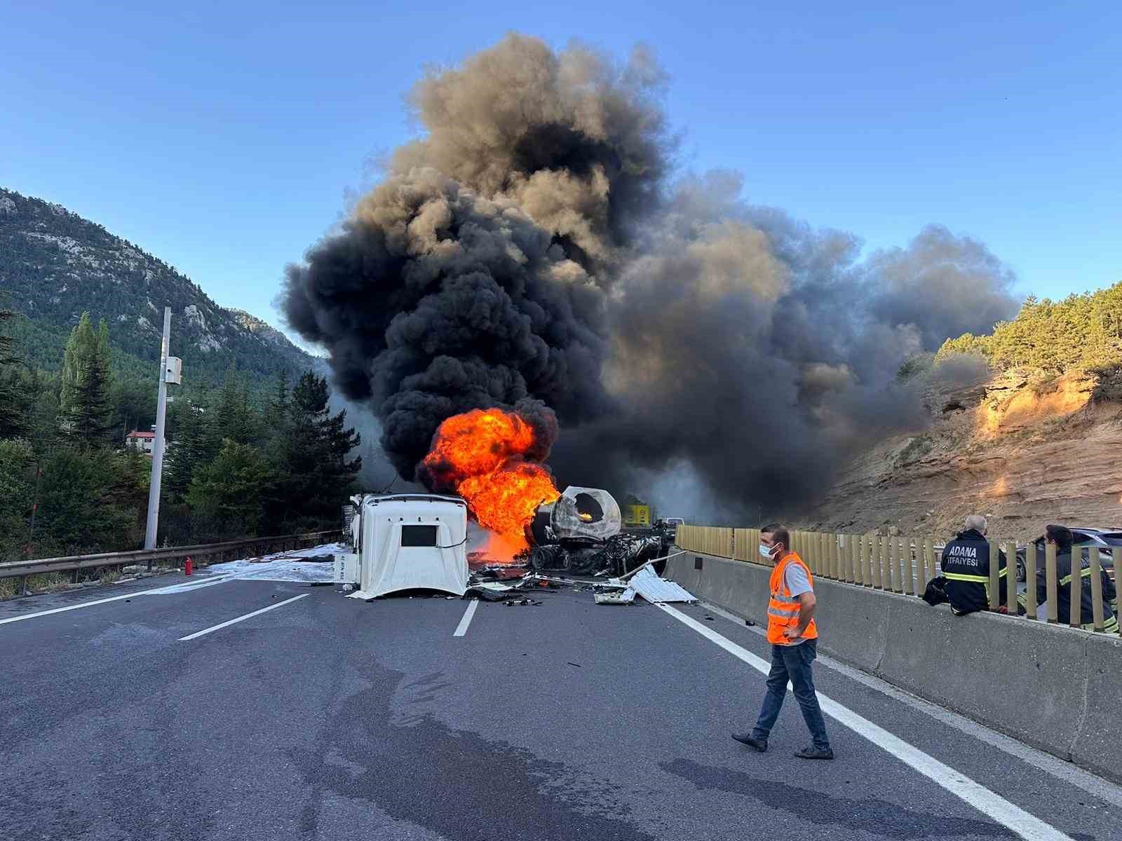 Adana-Pozantı otoyolunda tır yandı: Ulaşım trafiğe kapandı