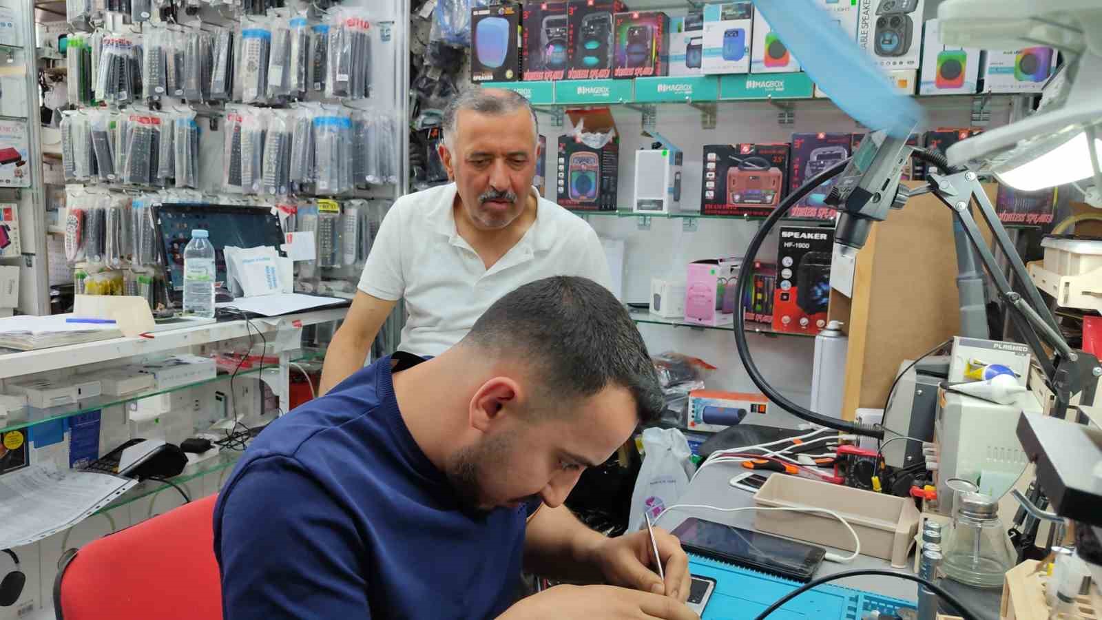 Baba-oğul usta-çırak ilişkisiyle mesleği sürdürüyor