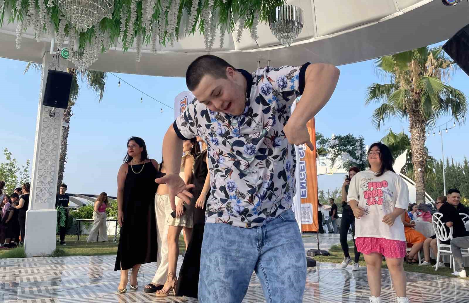 Engelliler bireyler düzenlenen festivalde gönüllerince eğlendi