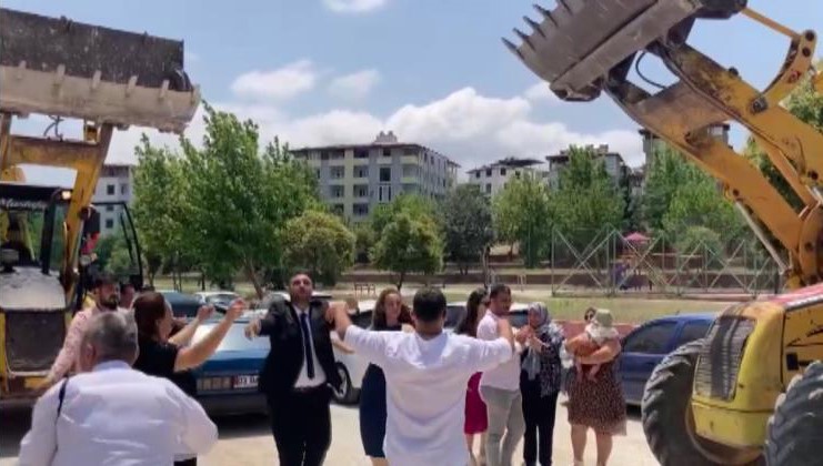 Operatör damat, gelin almaya kepçe ile gitti