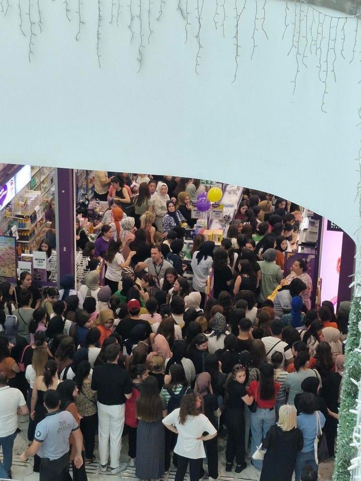 Kozmetik mağazası indirimi izdihama neden oldu