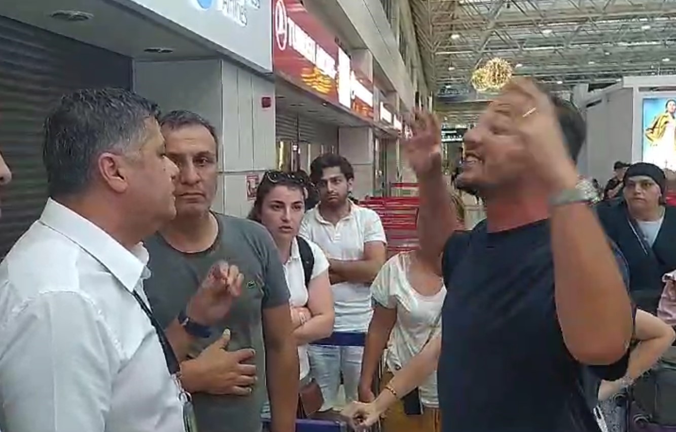Havalimanı’nda yolcular uçak seferleri aksayan firmanın ofisini bastı