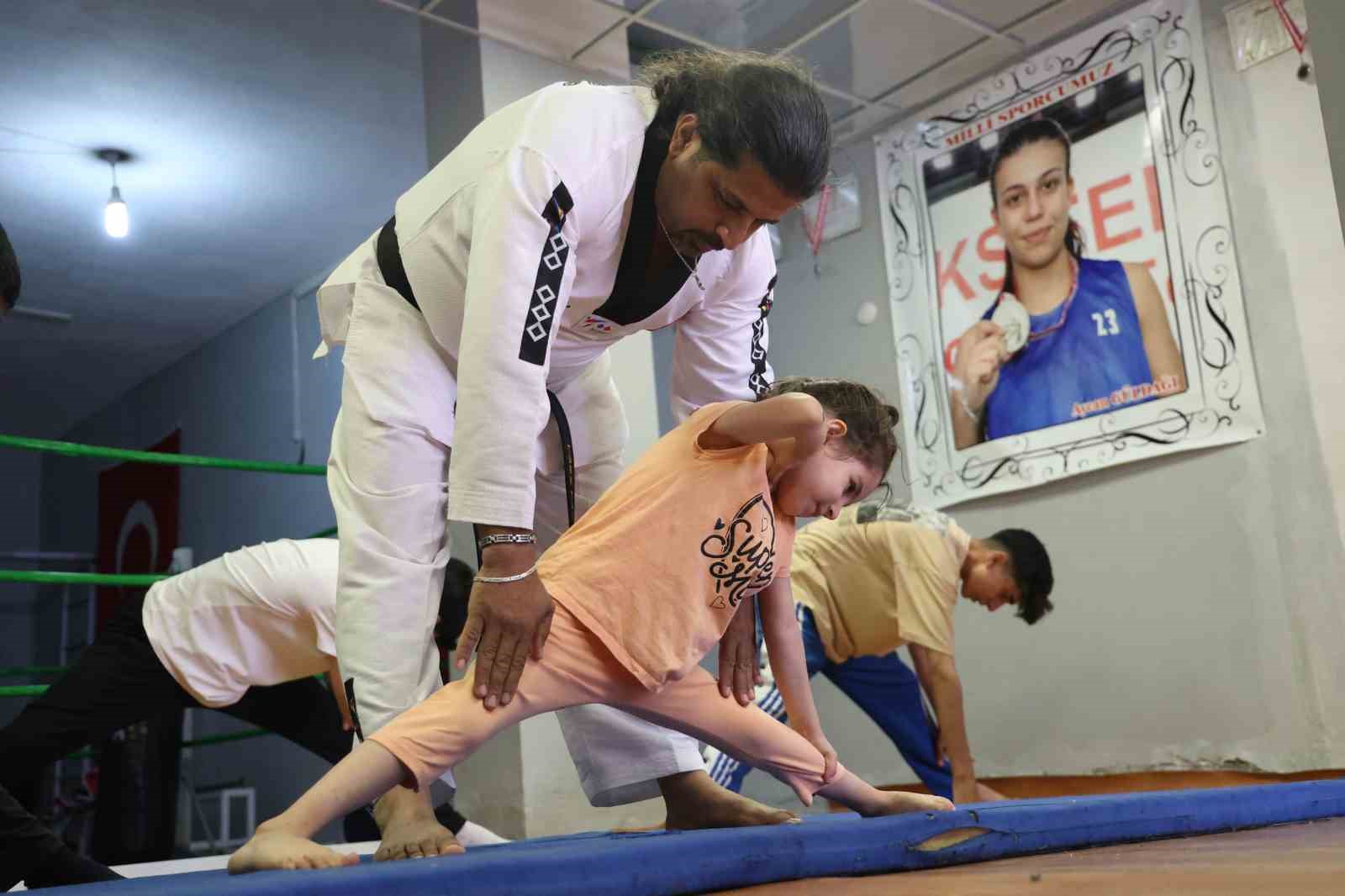 Ücretsiz eğitimler vererek çocukları kötü alışkanlıklardan uzak tutuyor