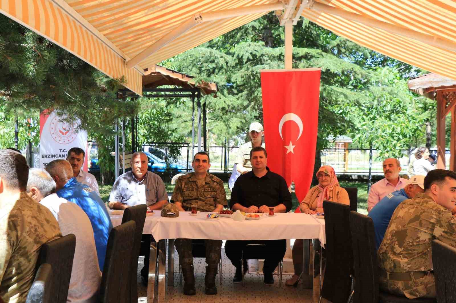 Askeri bando takımı, huzurevi sakinleri için çaldı