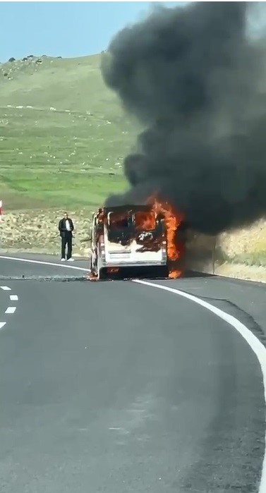 Sarıkamış’ta seyir halindeki ticari araç alev alev yandı