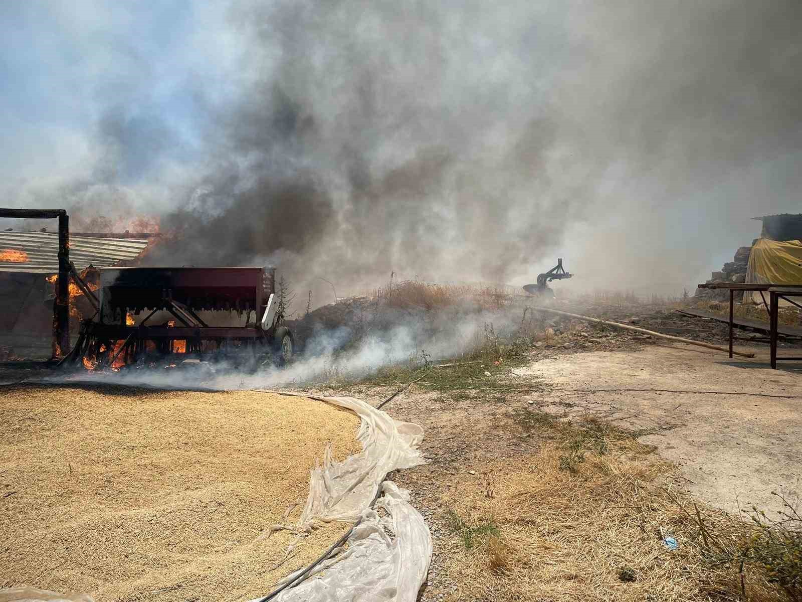 100 dönümlük alanda etkili anız yangını 4 saatte söndürüldü