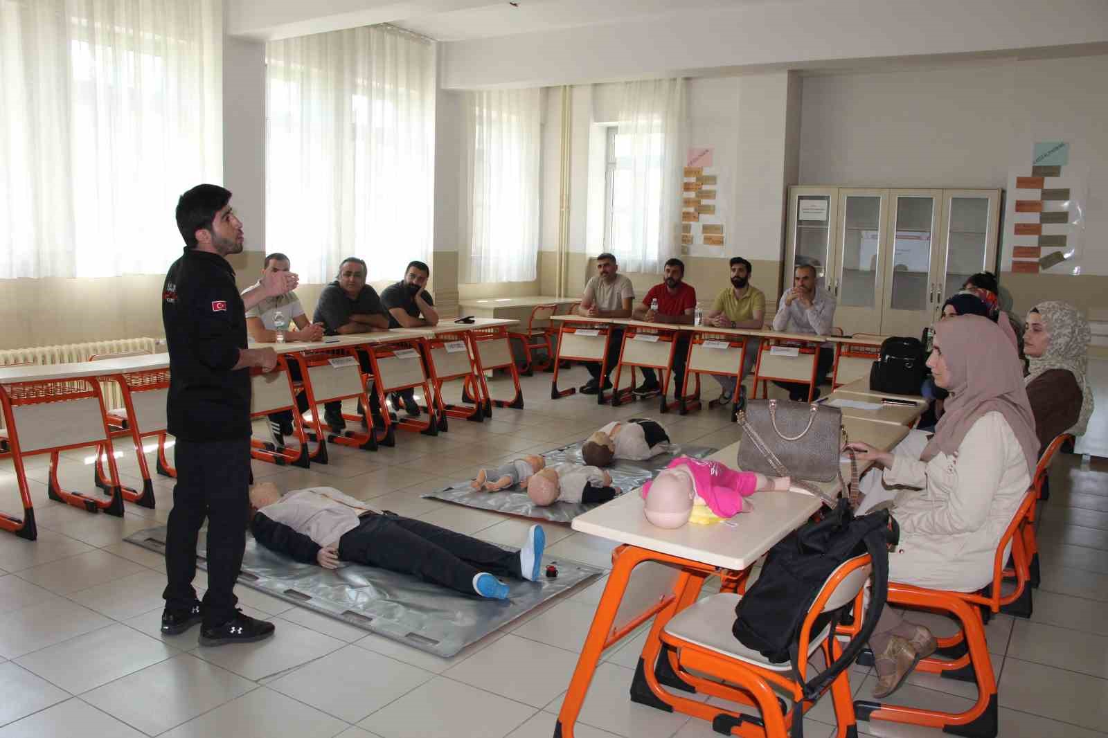 Bingöl’de 1 yıl içinde 950 öğretmen ve personel Heimlich manevrası eğitimi aldı