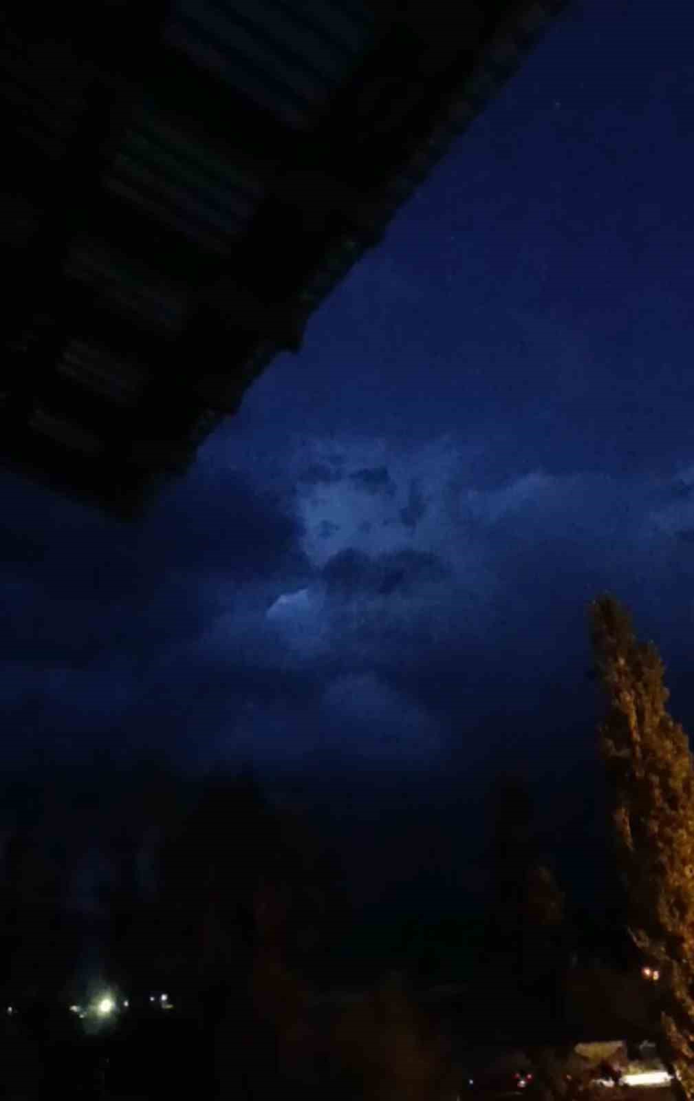 Yüksekova’da gece vakti ilginç görüntü: Bulutlarda insan yüzü görüldü