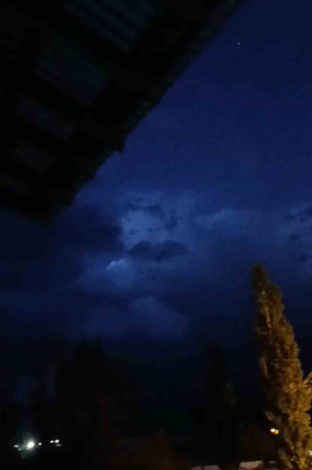 Yüksekova’da gece vakti ilginç görüntü: Bulutlarda insan yüzü görüldü