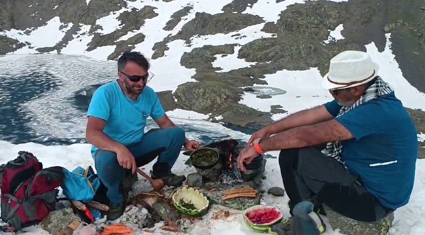 Haziran ayında kara pekmez döküp yedi