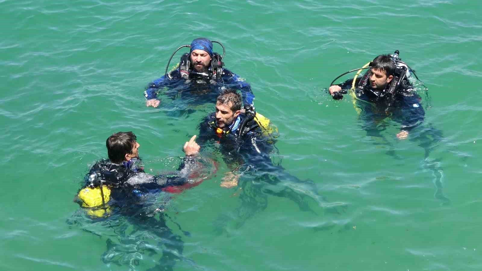 Van Gölü’nün yüzeyinde Türk ve Filistin bayrakları açıldı