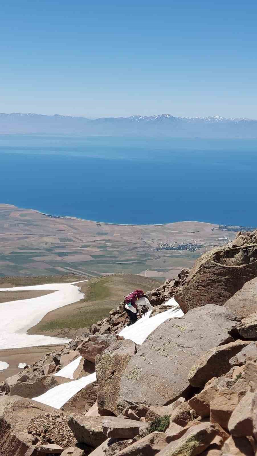 ‘El Ele’ sloganıyla tura çıkan Alman turistler Süphan Dağı’na tırmandı