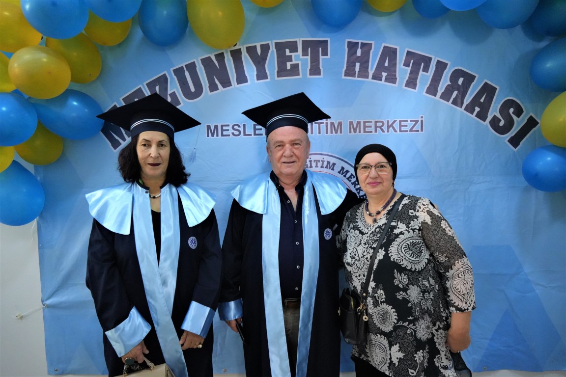 71 yaşında lise diploması aldı, göbek attı