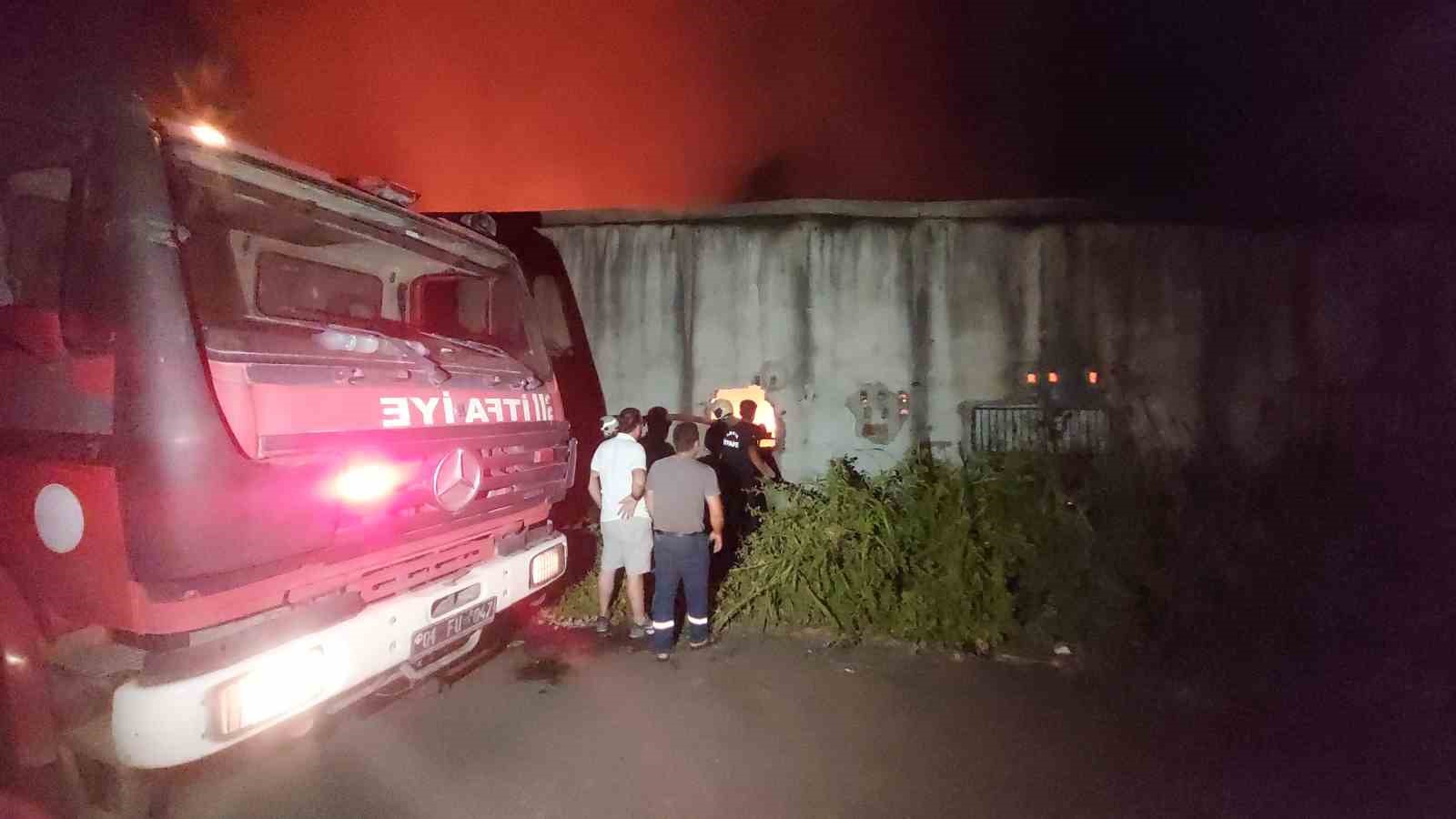 TOMA ve itfaiye ahşap imalathanesinde çıkan yangını kontrol altına aldı