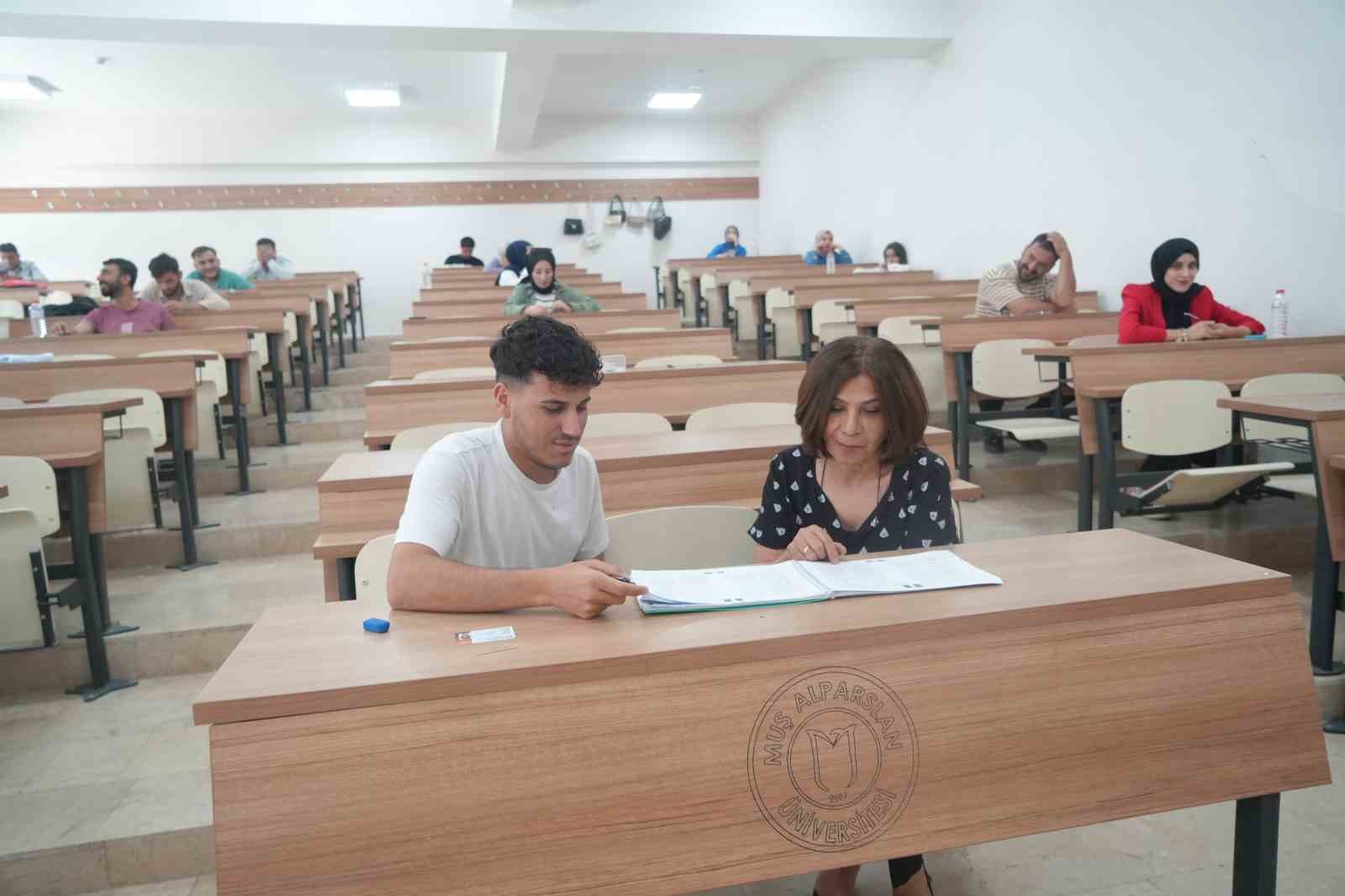 56 yaşında üniversiteyi birincilikle bitirdi