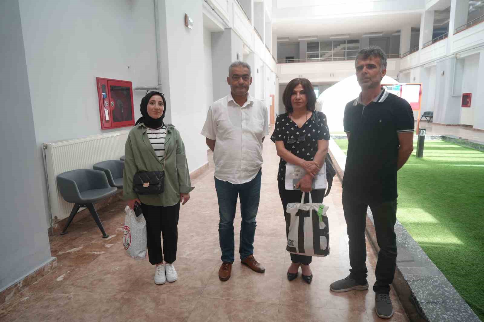 56 yaşında üniversiteyi birincilikle bitirdi