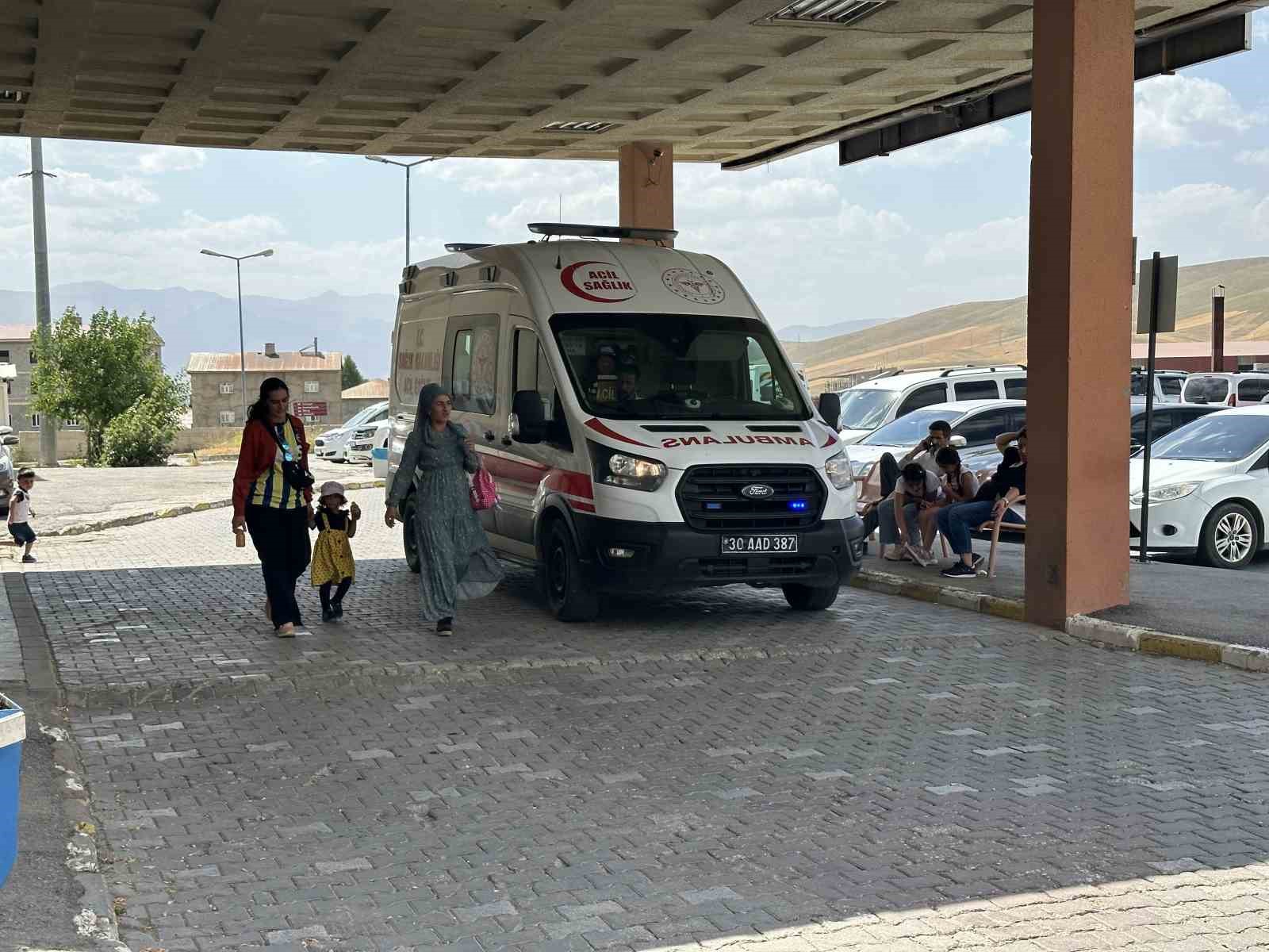 Yüksekova’da eşi tarafından bıçaklanan kadın ağır yaralandı