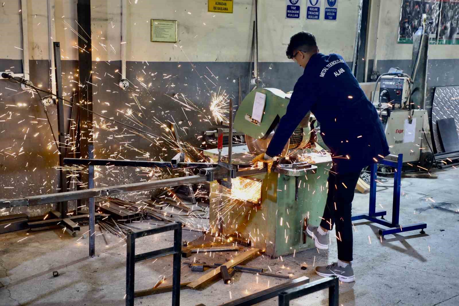 Ağrı’da fabrikaya dönüşen meslek liseleri, 38 milyonluk ciroya ulaştı