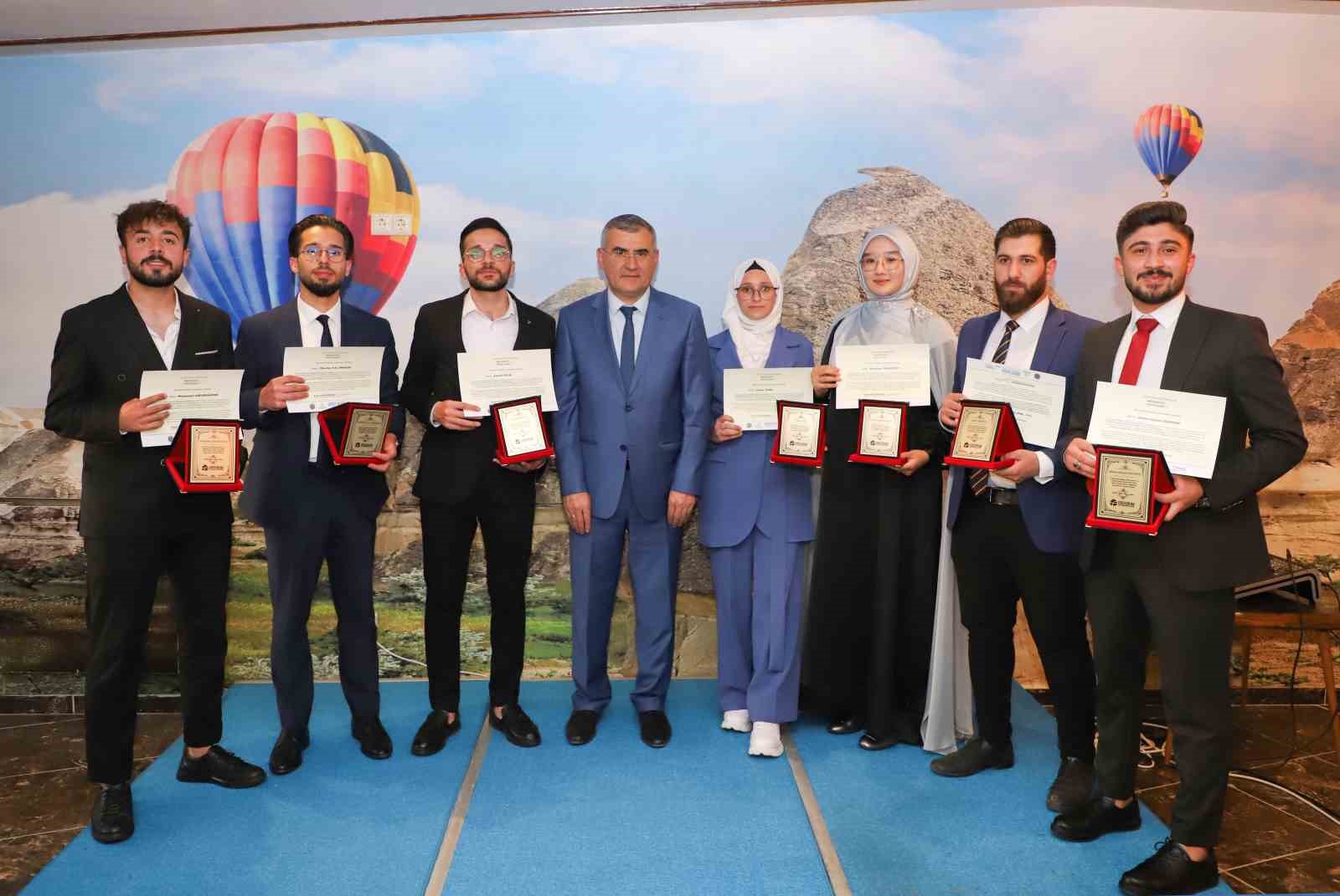 Uluslararası öğrenciler mezuniyet heyecanı yaşadı