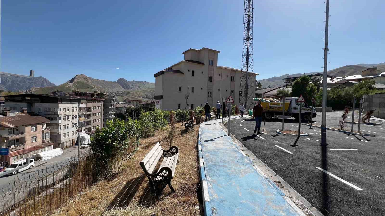 Hakkari’deki parklarda temizlik çalışması sürüyor