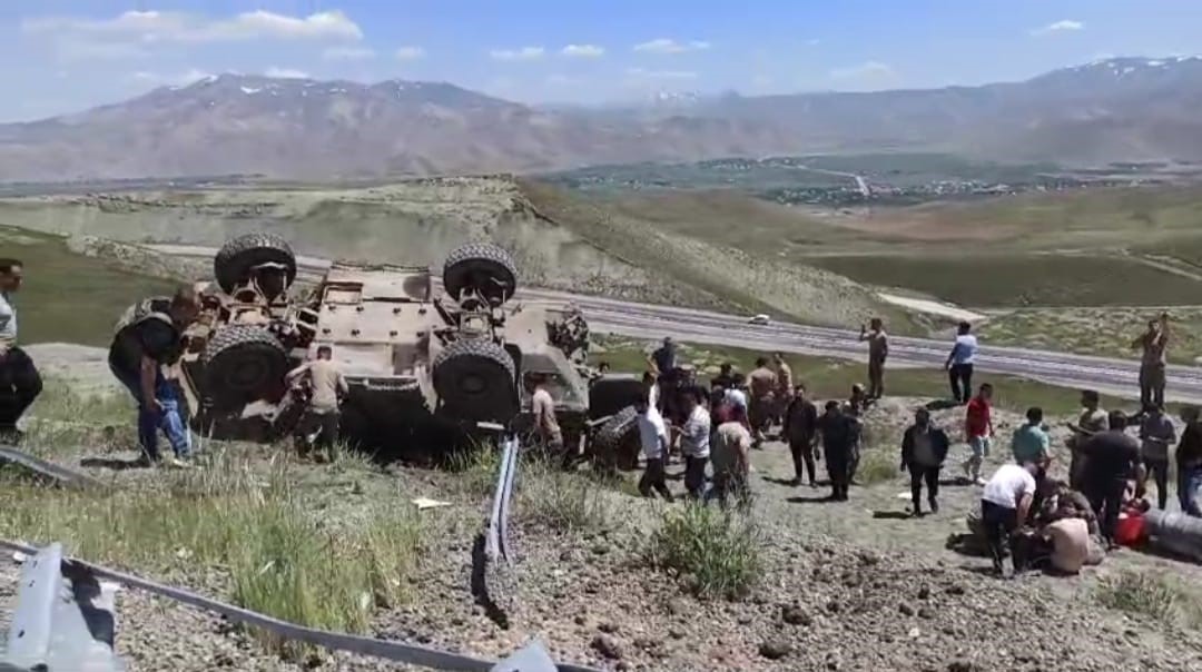 Van’ın Gürpınar ilçesinde askeri araç kaza yaptı