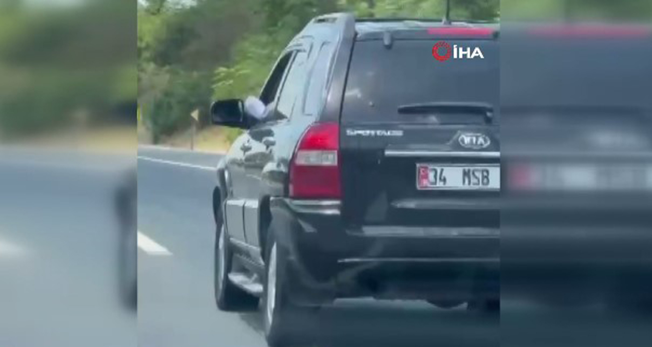 Bu da oldu: Ayağını camdan çıkarıp otomobil kullandı