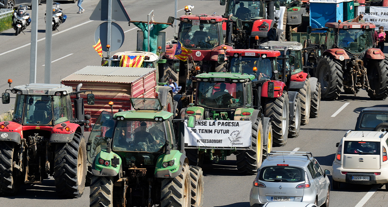 Çiftçiler Fransa-İspanya sınırını traktörlerle kapattı