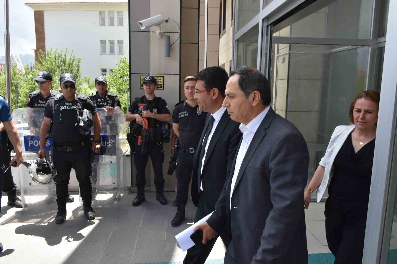 Cumhurbaşkanı Erdoğan’ın fotoğrafını indiren belediye başkanı ifade verdi