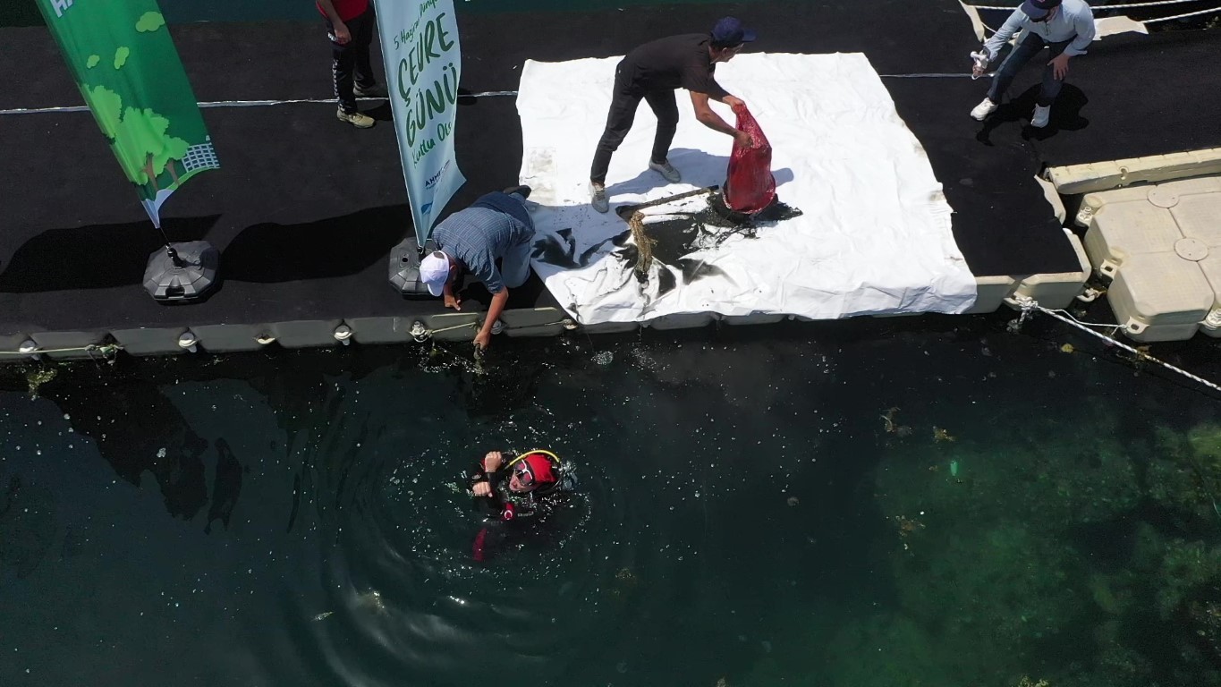 Denizin dibinden çıkarılan atıklar şoke etti