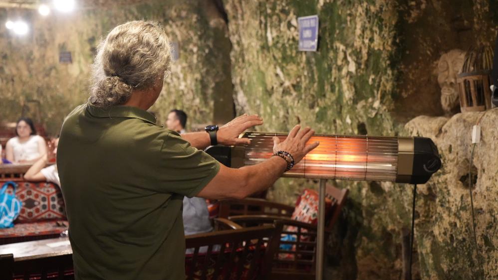 Dışarısı 40 derece içeride soba ile ısınıyorlar