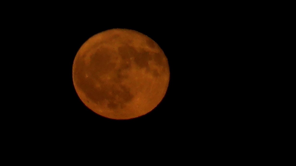 Dolunayın kızıllığı göz kamaştırdı