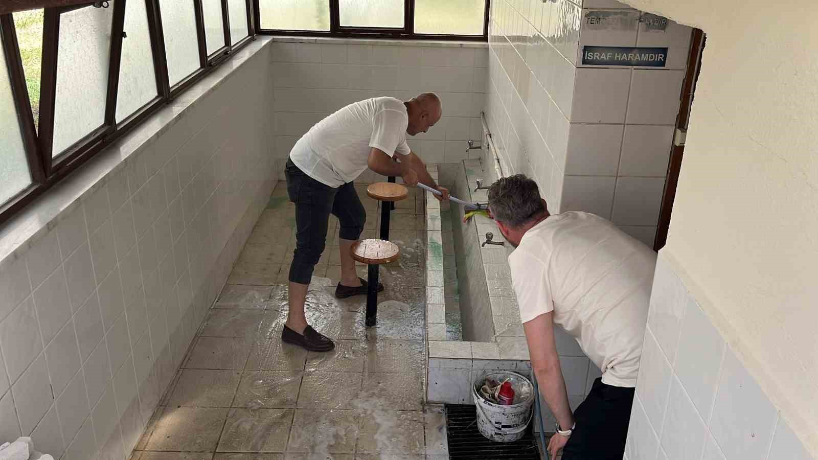 Farkındalık oluşturması için cami tuvaletlerini temizlediler