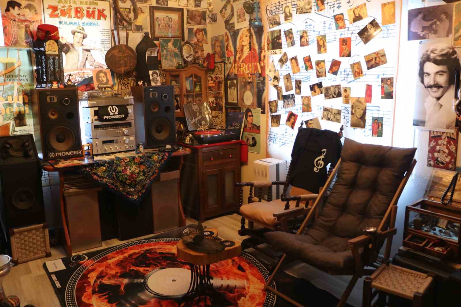 Hobi olarak toplamaya başladığı taş plaklardan koleksiyon oluşturdu