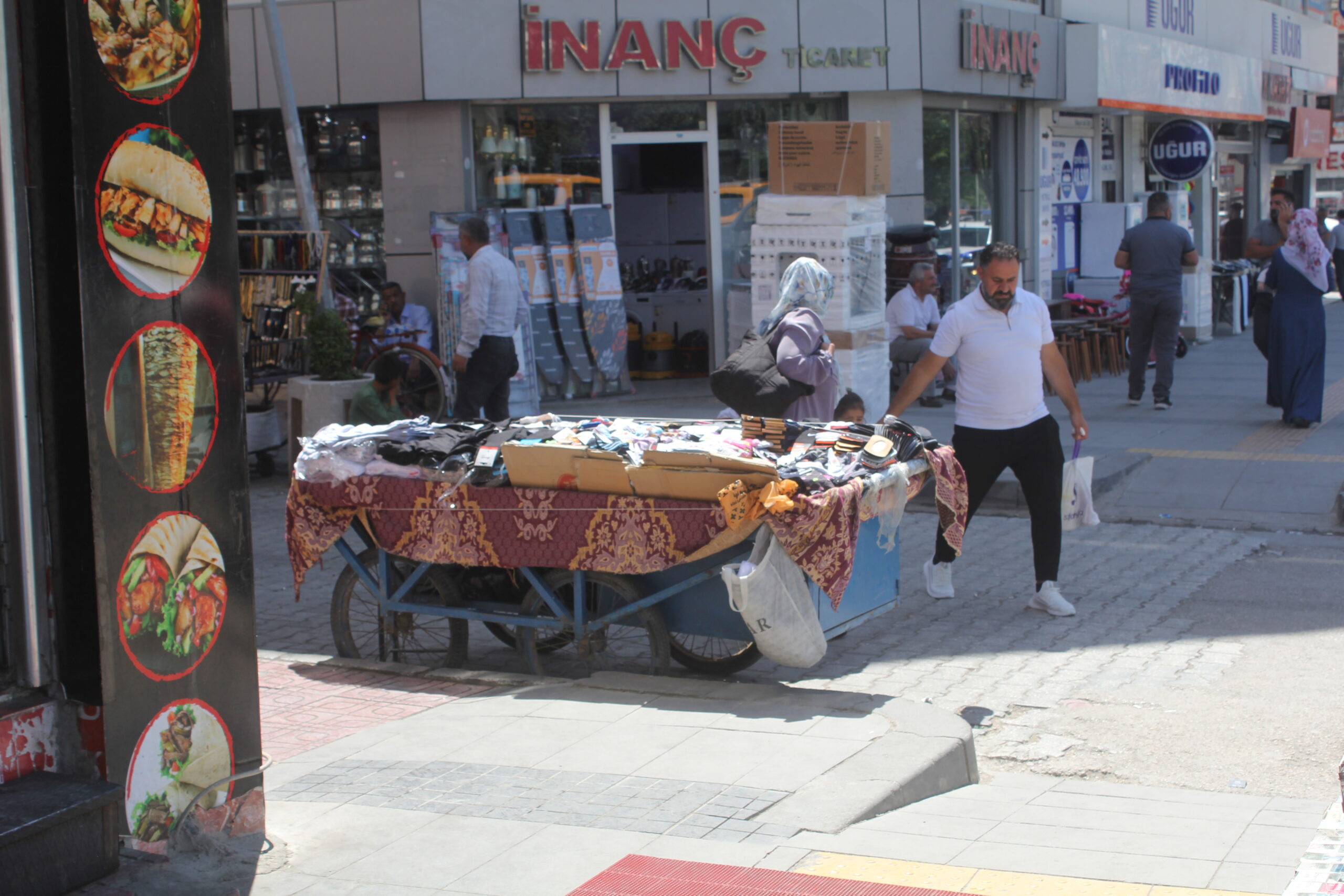 Van’da seyyar satıcılar yasak dinlemiyor