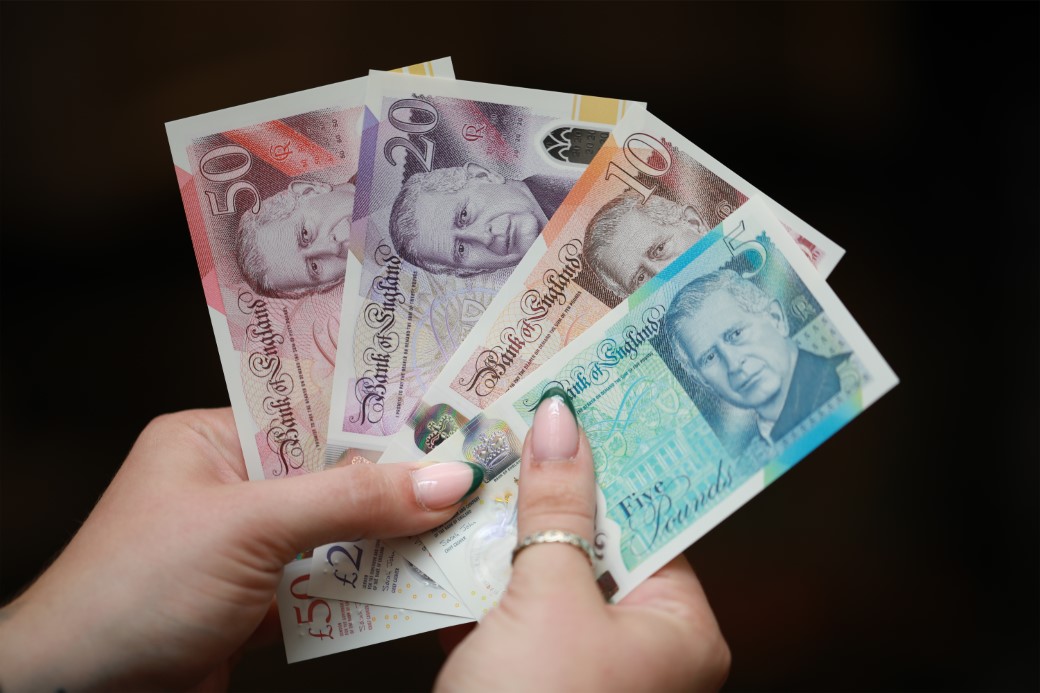 İngiltere Kralı Charles banknotları dolaşıma girdi
