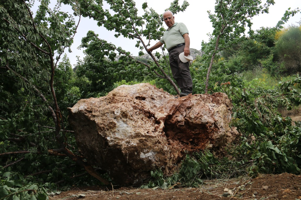 Kayısı topladığı bahçeye 10 tonluk kaya düştü!