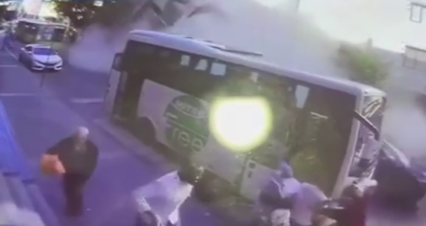 Küçükçekmece’de binanın çökme anı kamerada