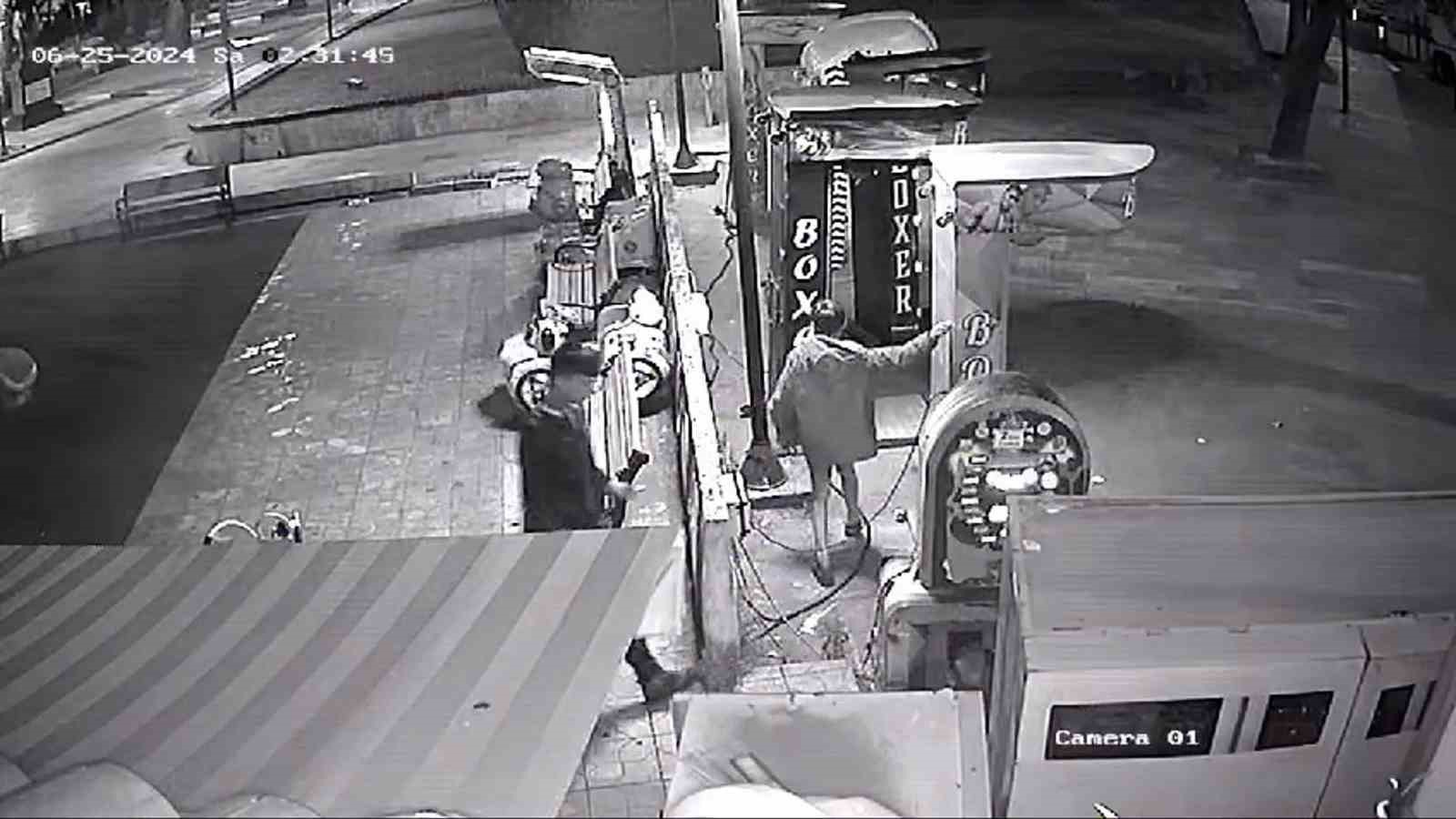 Oyun makinelerinin içindeki paraları çaldılar