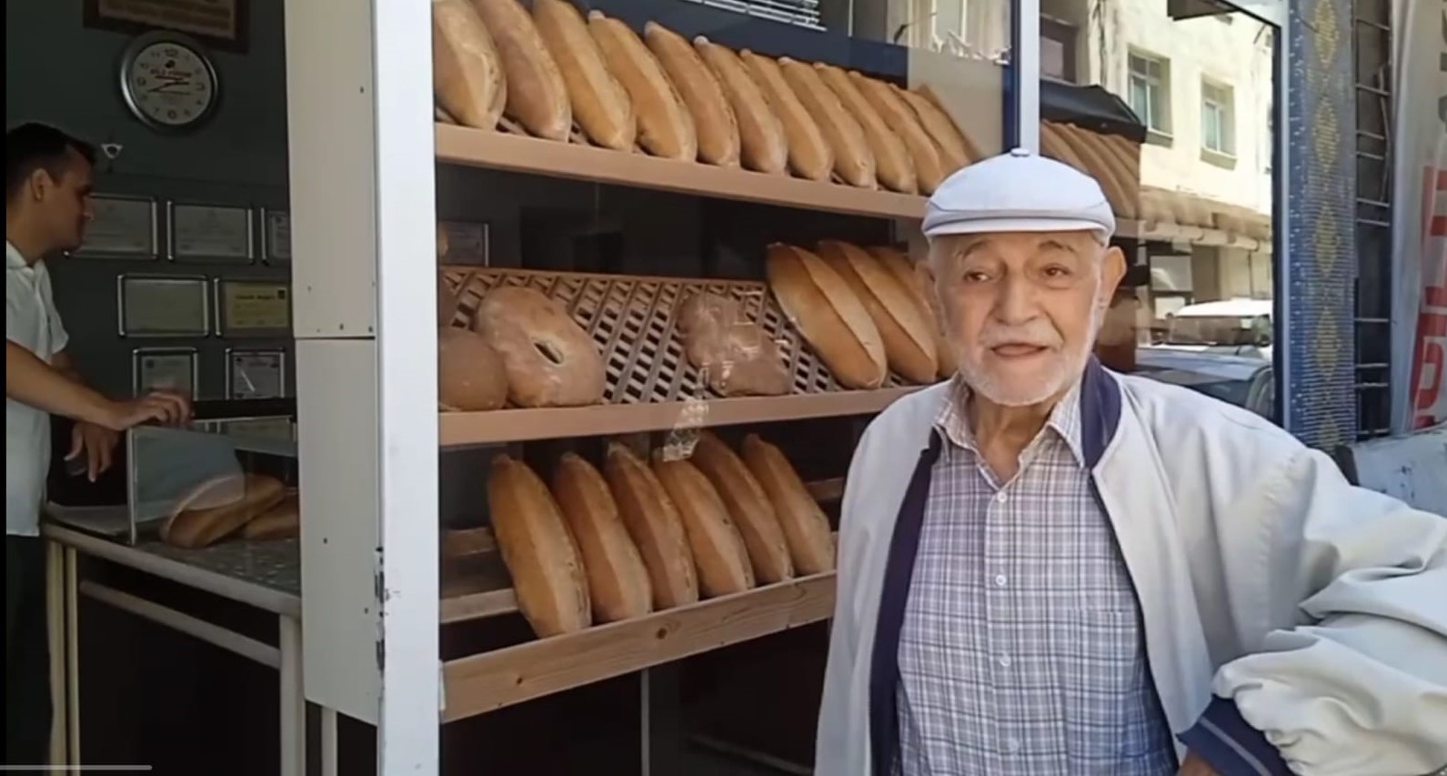 Sokak köpeği kadına saldırdı: O anlar kamerada