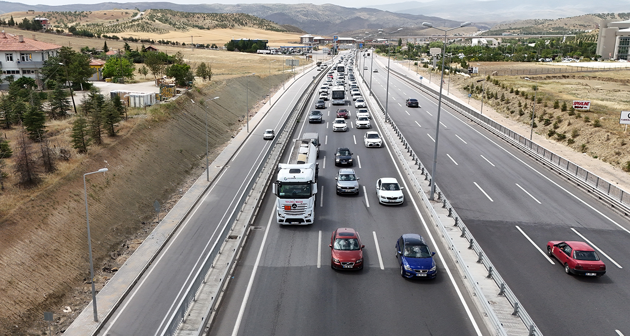 Tatilciler yollara akın etti