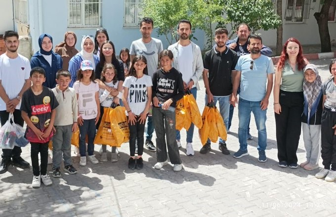 Üniversiteli gençlerden örnek davranış