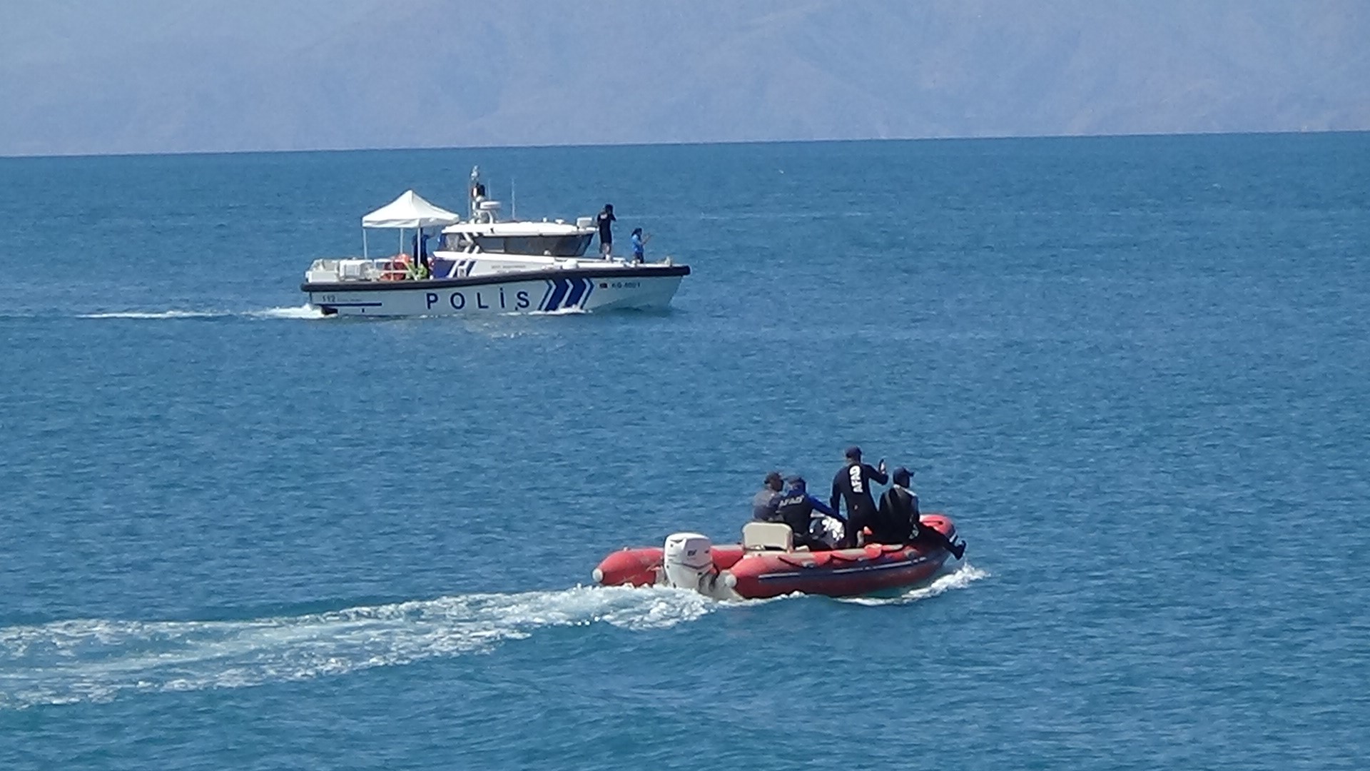 Van Gölü’nde kaybolan genci arama çalışmaları 4 gündür devam ediyor 