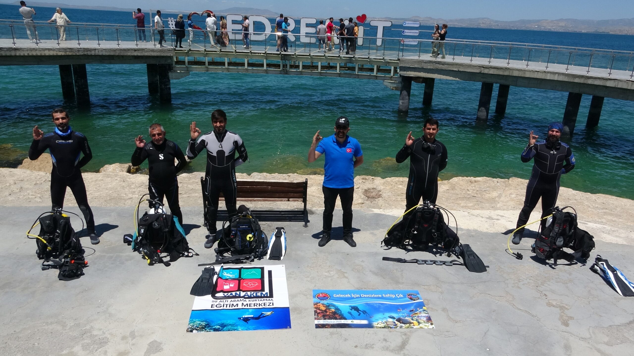 Van Gölü’nden 10 dakikada çok miktarda çöp çıkarıldı  