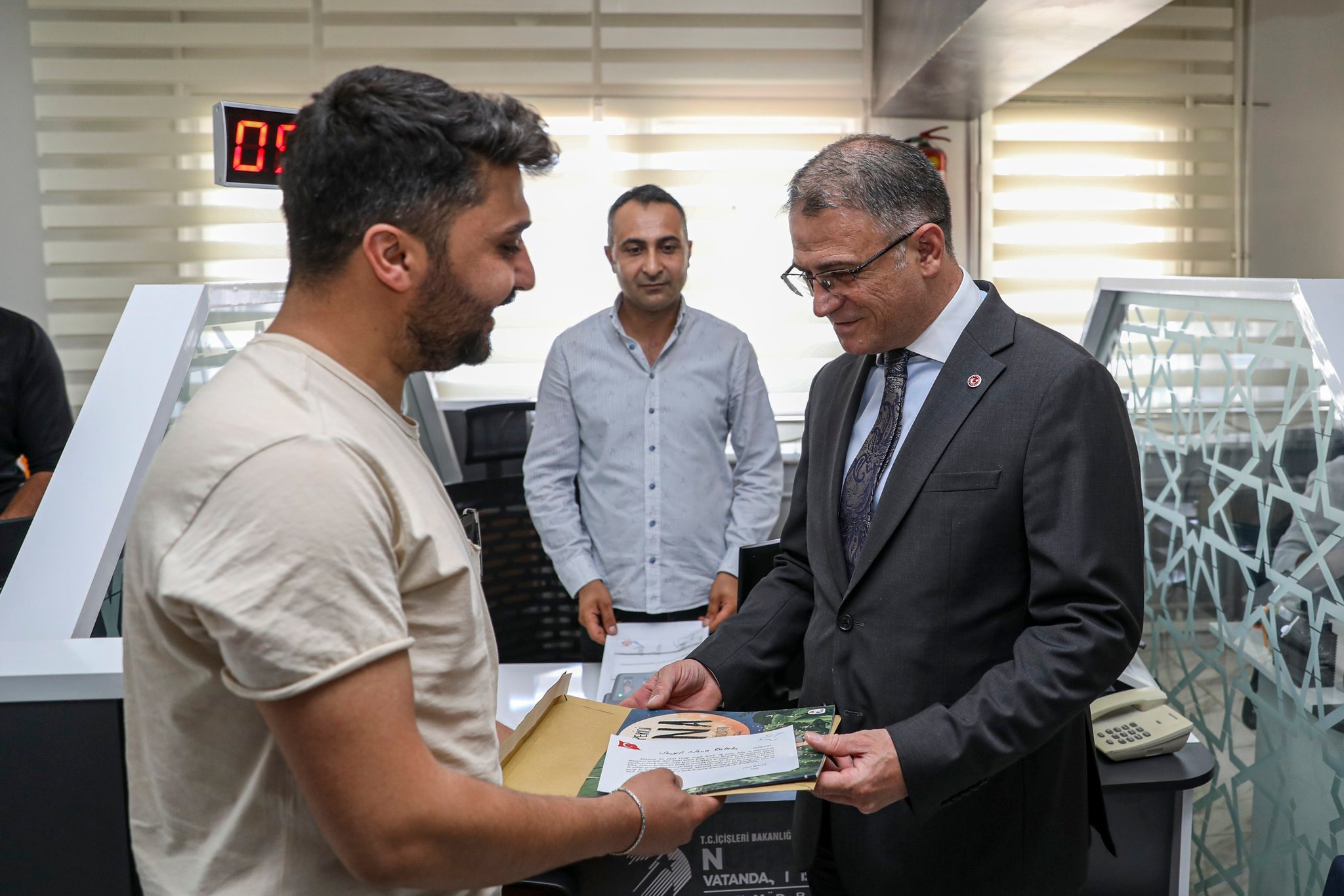 Van Valisi Balcı yeni doğan çocuklara kitap hediye etti